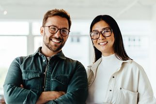 Mann und Frau im Büro